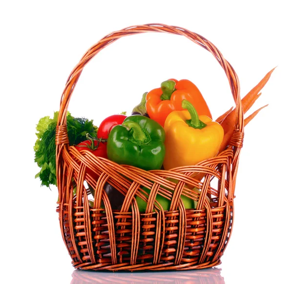 Een set van groenten in wricker mand geïsoleerd op wit — Stockfoto