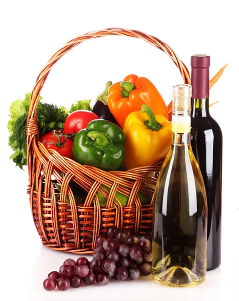 Sebze ve şarap bir sepet içinde — Stok fotoğraf