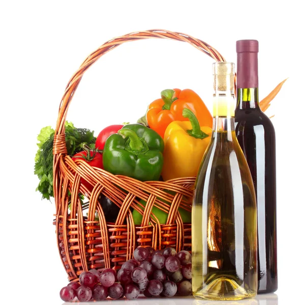 Sebze ve şarap bir sepet içinde — Stok fotoğraf