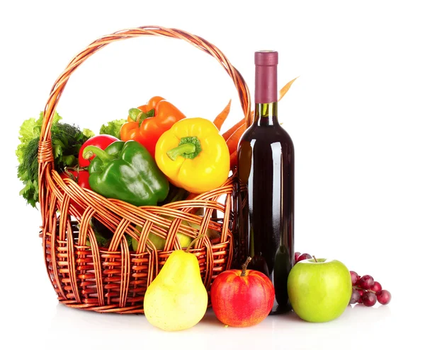 Warzywa i wino w kosz — Zdjęcie stockowe