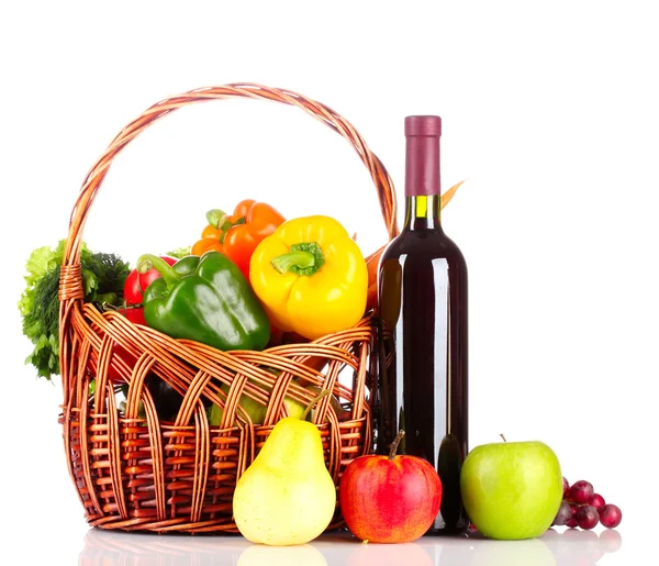 Gemüse und Wein in einem Korb — Stockfoto