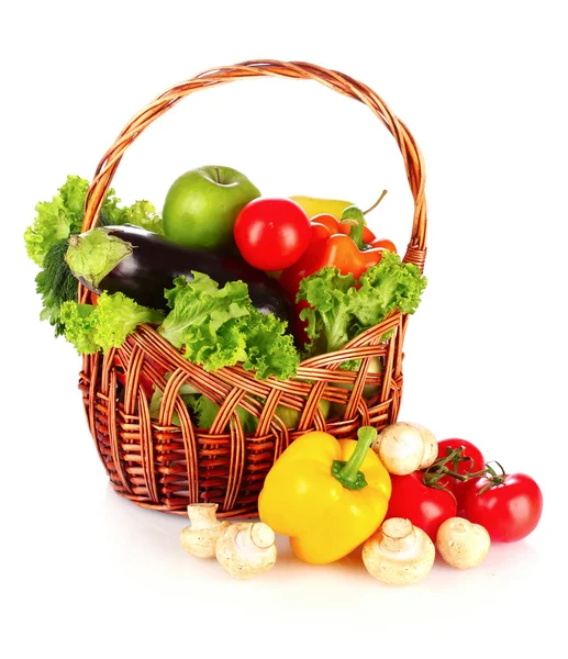 Een set van groenten in wricker mand geïsoleerd op wit — Stockfoto