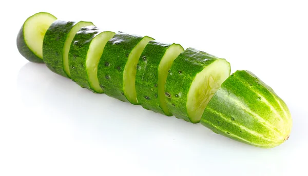 Gesneden komkommer geïsoleerd op wit — Stockfoto