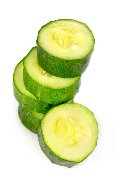 Gesneden komkommer geïsoleerd op wit — Stockfoto