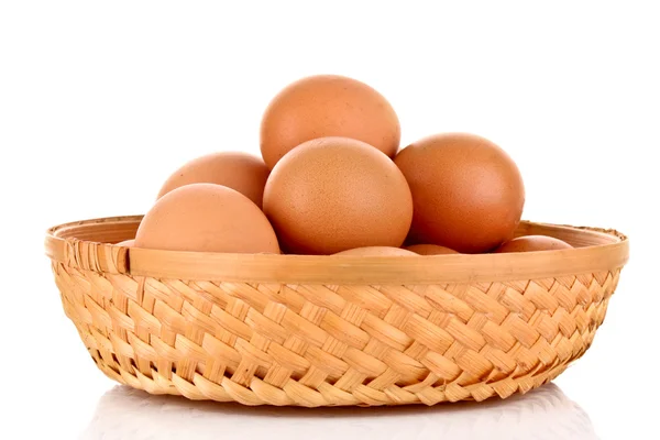 Яйца в корзине изолированы на белом — стоковое фото