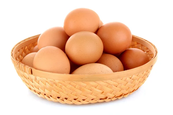 Ovos em cesta isolados em branco — Fotografia de Stock