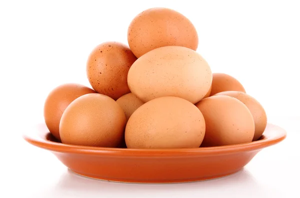 Яйца в пластине изолированы на белом — стоковое фото