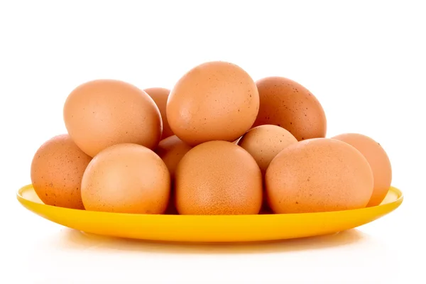 Eier im Teller isoliert auf weiß — Stockfoto