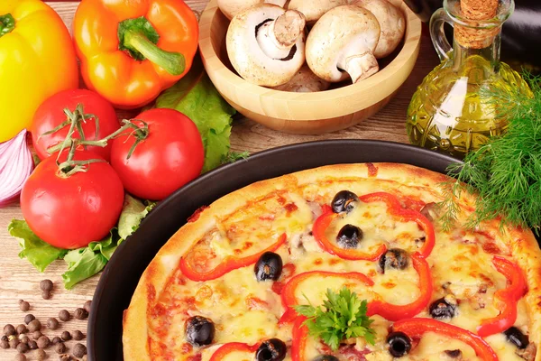 Smakelijke pizza met olijven en groenten — Stockfoto