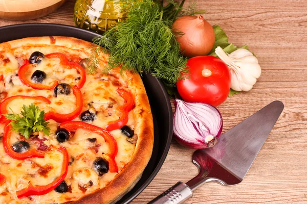 Pizza saborosa com azeitonas e legumes — Fotografia de Stock