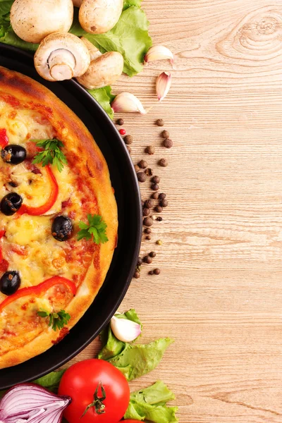 Leckere Pizza mit Oliven und Gemüse — Stockfoto