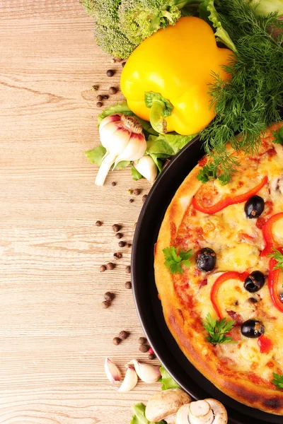 Sabrosa pizza con aceitunas y verduras —  Fotos de Stock