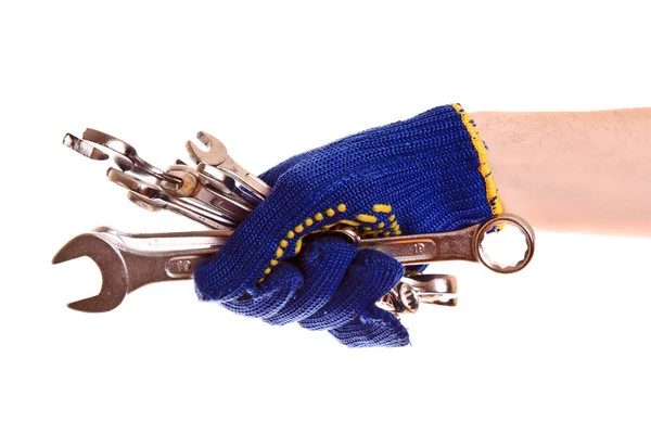 Ключ в руке с защитной перчаткой изолирован на белом — стоковое фото