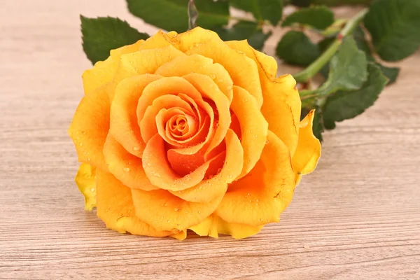 Gelbe Blume auf Holztisch — Stockfoto