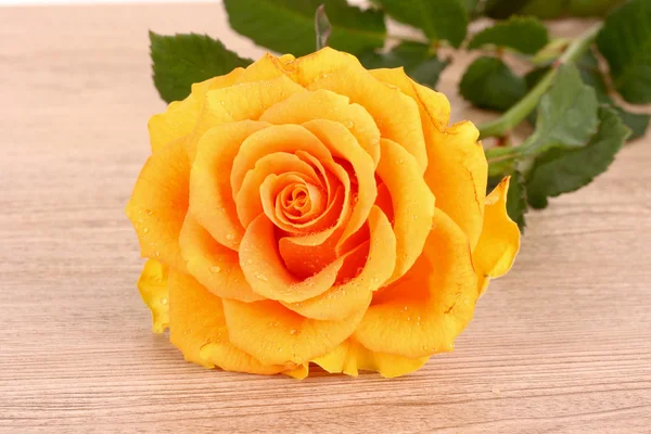 Gelbe Blume auf Holztisch — Stockfoto