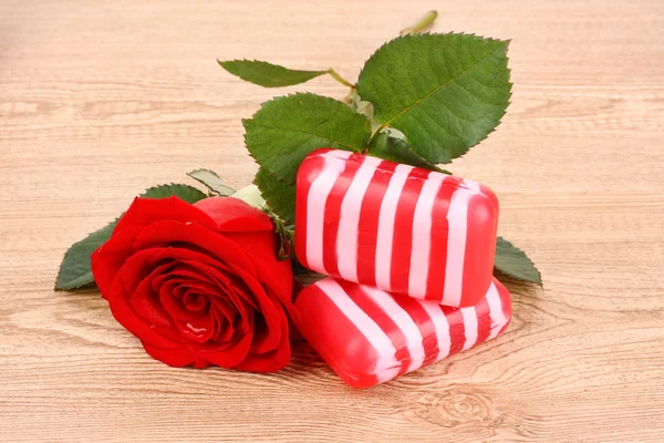 Rosenblüte und Seife auf Holztisch — Stockfoto