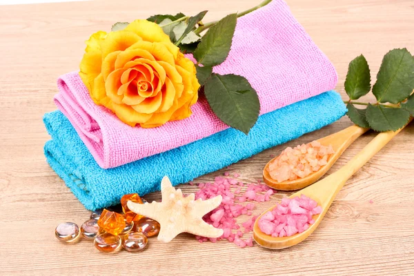 Růží, koupelová sůl a ručník — Stock fotografie