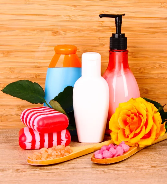 Róża, mydło, sól do kąpieli i ręcznik — Zdjęcie stockowe