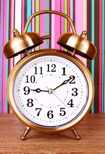 Reloj despertador en las líneas de color de fondo — Foto de Stock