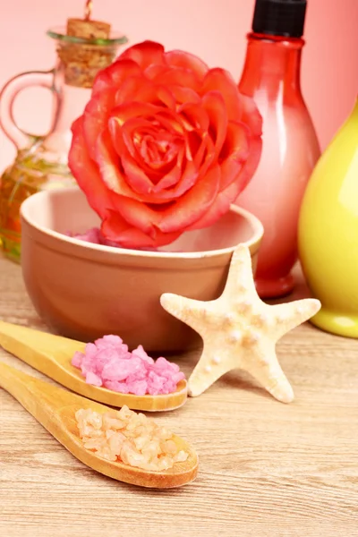 Bad aromatische zout, roos, zeep — Stockfoto