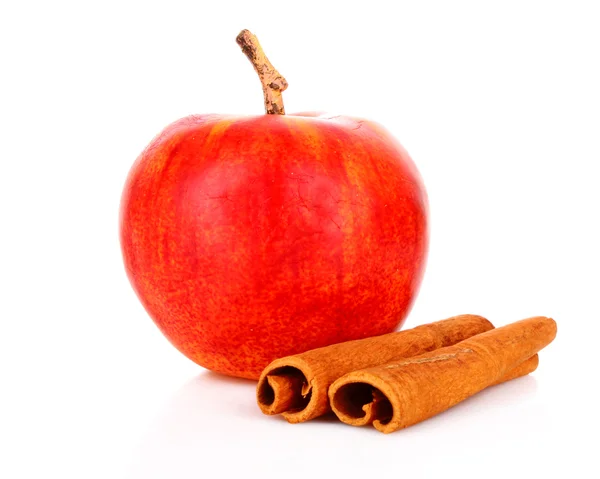 Zimtrinde und Äpfel isoliert auf weiß — Stockfoto