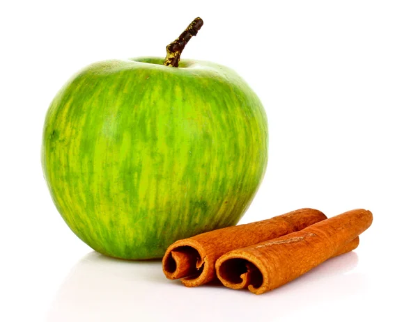 Corteccia di cannella e mela isolata su bianco — Foto Stock