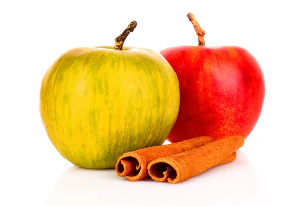 Kaneel schors en appels geïsoleerd op wit — Stockfoto