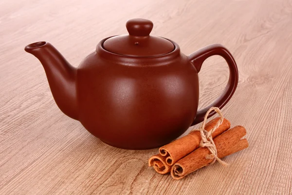 肉桂树皮和木桌上的茶壶 — 图库照片