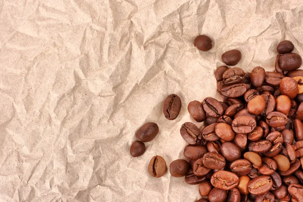 Papier brun froissé et grains de café — Photo