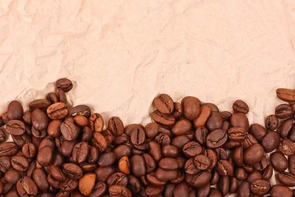 Kahverengi buruşuk kağıt ve kahve çekirdekleri — Stok fotoğraf