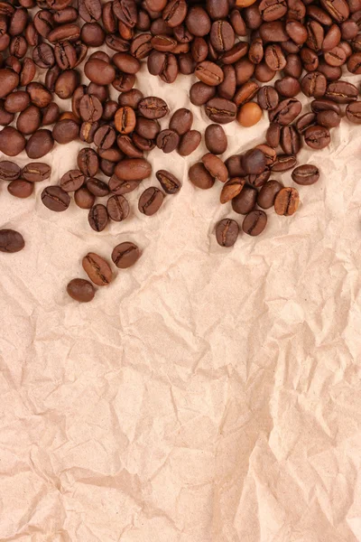 Bruna skrynkliga papper och kaffebönor — Stockfoto