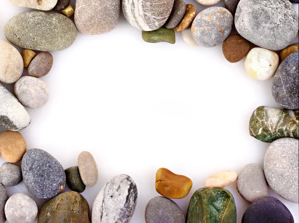 Badrand van ronde pebble stenen geïsoleerd op wit — Stockfoto
