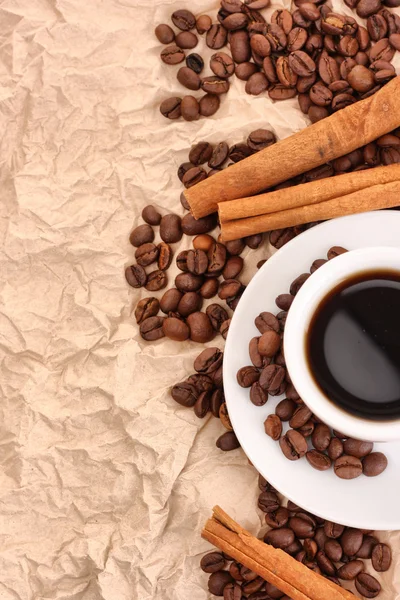 Kaffee mit Zimt auf Papier Hintergrund — Stockfoto