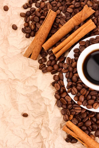 Kaffee mit Zimt auf Papier Hintergrund — Stockfoto