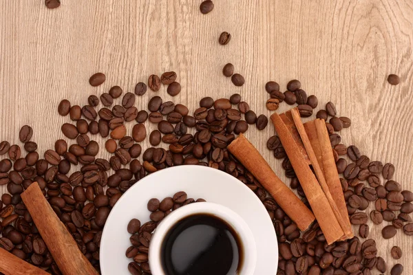 Ahşap doku zemin üzerine tarçın ile kahve — Stok fotoğraf