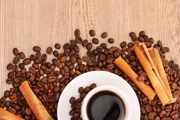 Koffie met kaneel op houten textuur achtergrond — Stockfoto