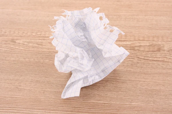 Bola de papel arrugado en textura de madera — Foto de Stock