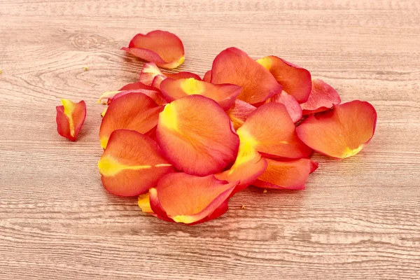Пелюстки троянд на дерев'яному фоні — стокове фото