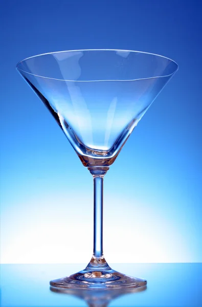 蓝色背景上的马提尼酒杯 — 图库照片