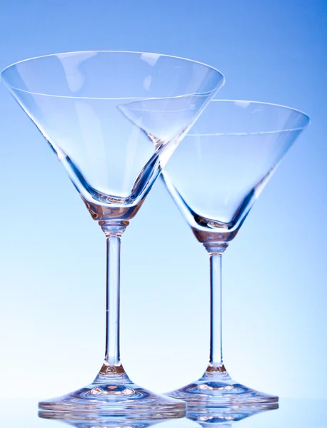 Két üres pohár martini a fény kék háttér — Stock Fotó