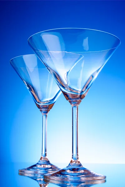 Zwei leere Gläser Martini auf hellblauem Hintergrund — Stockfoto