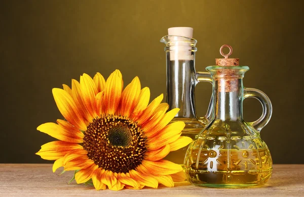 Sonnenblumenöl und Sonnenblumen — Stockfoto
