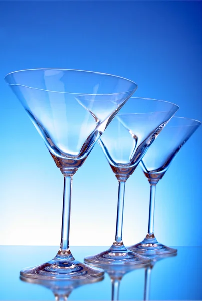 Leere Gläser Martini auf hellblauem Hintergrund — Stockfoto