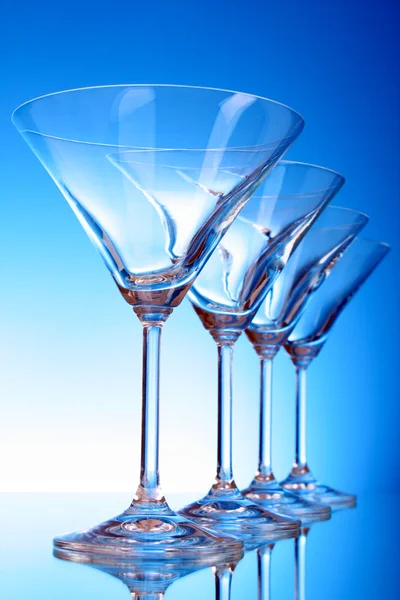 Άδειο ποτήρια Μartini με το γαλάζιο φόντο — Φωτογραφία Αρχείου