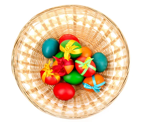 Huevos de Pascua en cesta aislados en blanco — Foto de Stock