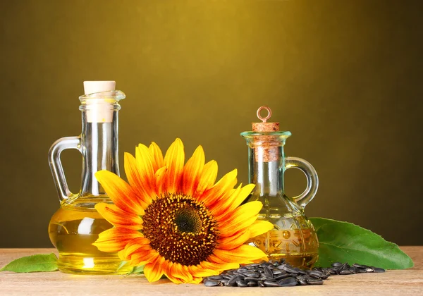 Sonnenblumenöl und Sonnenblumen — Stockfoto