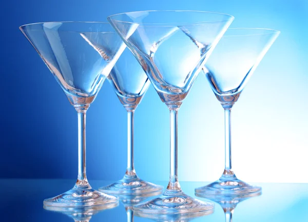 Pustej szklanki Martini na światło niebieskie tło — Zdjęcie stockowe