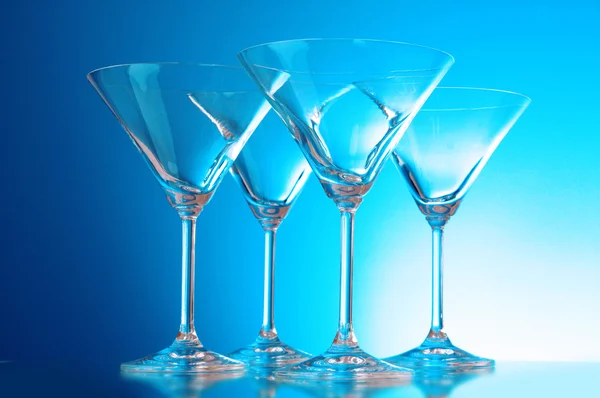马提尼酒淡蓝色背景上的空眼镜 — 图库照片