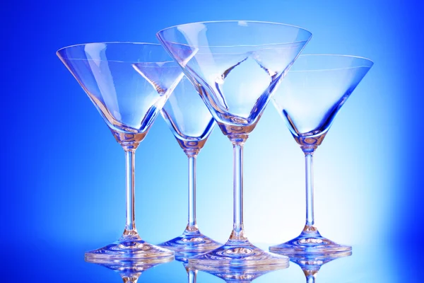 Copos vazios de martini no fundo azul claro — Fotografia de Stock