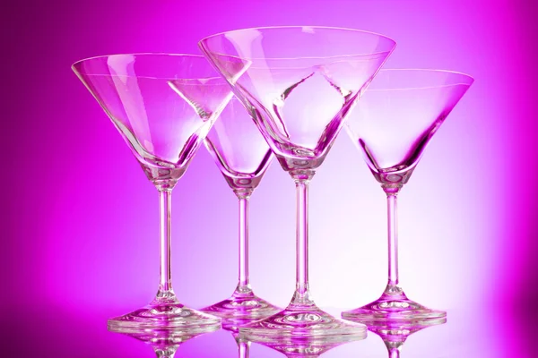 Vasos vacíos de martini sobre fondo púrpura — Foto de Stock